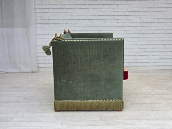 Image 1 of Canapé danois 2 places à accoudoirs rabattables, style « espagnol », années 1970, en velours vert et rouge.
