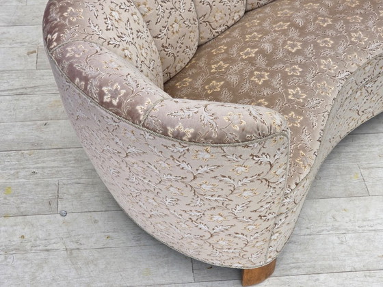 Image 1 of Sofá danés de dos plazas "Banana" de la década de 1970, tapizado original en terciopelo verde claro/gris.