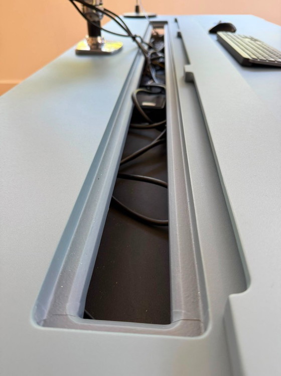 Escritorio de diseño exclusivo con gestión de cables y brazo para monitor. – Mdf, Metal (photo 4 of 6)