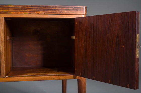 Image 1 of  Skandinavischer moderner asymmetrischer Palisander-Schreibtisch mit Barschrank, zugeschrieben H. Brockmann Petersen für Poul M.