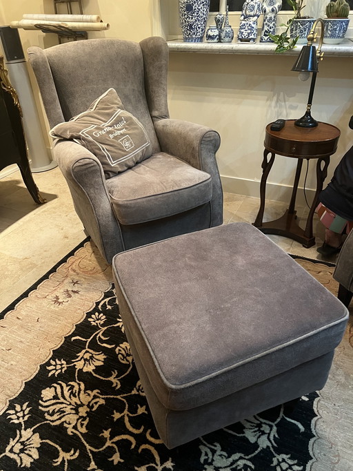 2 pilot leather armchairs that sit great incl. Footstool