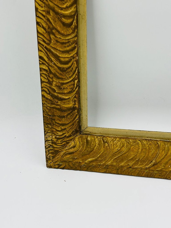 Image 1 of Vintage, gesneden houten lijst met een gouden afwerking.