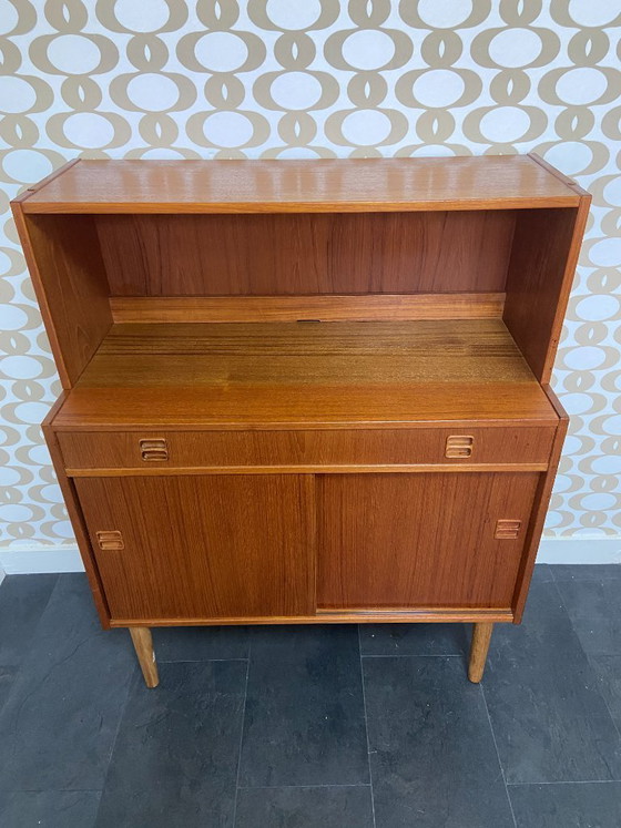 Image 1 of Kast met schuifdeuren, lade en opzetgedeelte van Aejm Møbler