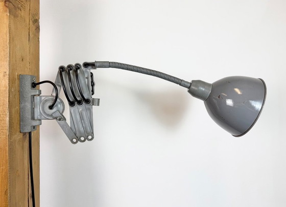 Image 1 of Grijze industriële wandlamp met flexibele arm van Elektroinstala, jaren 60.