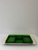 Vintage serveerschaal met heldergroene glazen bakjes – retro design uit de jaren ’60