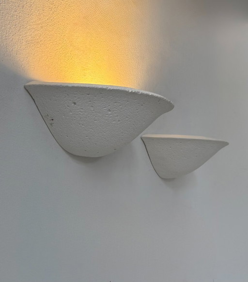Een paar vintage wandlampen, mat wit stucwerk met een steenachtige afwerking, Frankrijk, 1970.