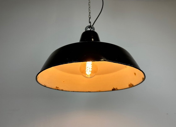 Image 1 of Industriële zwarte geëmailleerde fabriekslamp met ijzeren bovenkant, jaren 60