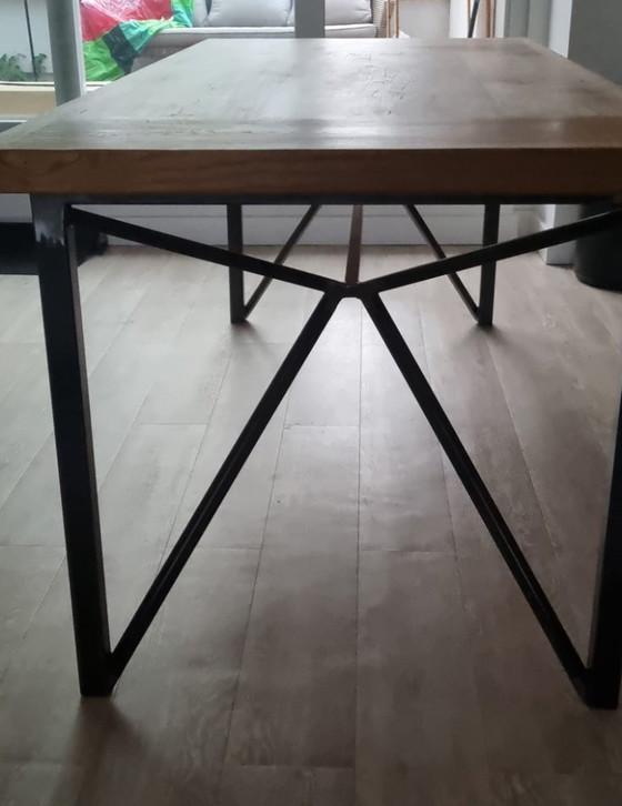 Tavolo da pranzo Fraai in legno massello con struttura in metallo. – Tavoli da pranzo, Wood (photo 5 of 5)