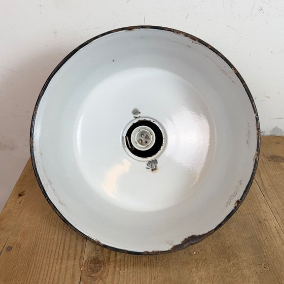 Image 1 of Industriële fabriekslamp van petroleum-email met gietijzeren bovenkant, jaren 60