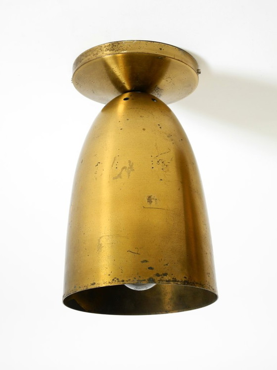 Image 1 of Une paire de grands plafonniers originaux en laiton, de style moderne du milieu du siècle.