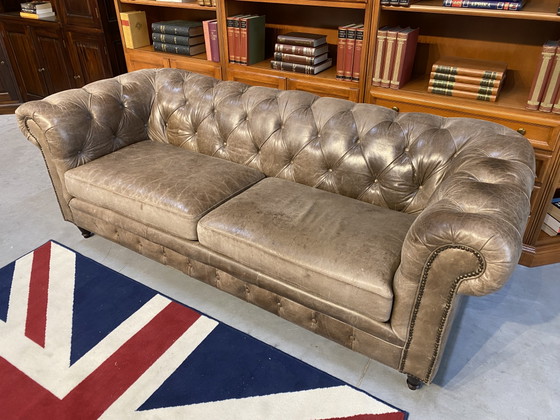 Canapé Chesterfield robuste gris vintage – Winchester, Leather, Wood (photo 5 of 5)