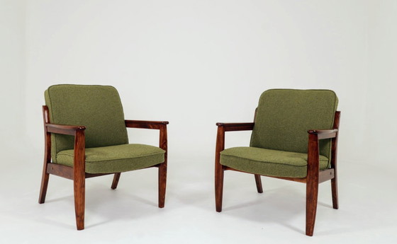 Image 1 of Retro Loungestoel Groene Boucle Bekleding, Ergonomische vorm, Vintage Stijl, Donker Noten Kleur Hout