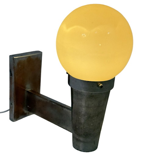 Napako (Repubblica Ceca) - Art Déco (Stile) - Lampada da parete con vetro opalino giallo e montatura in rame cromato