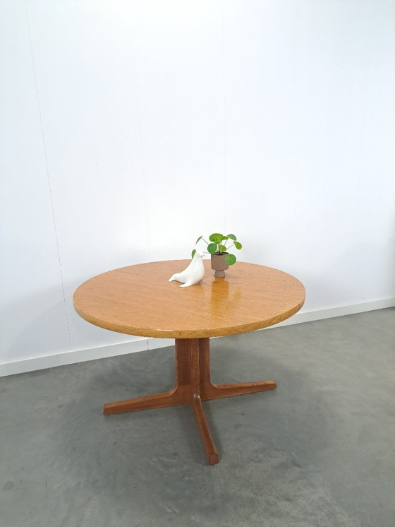 Image 1 of Tavolo da pranzo rotondo ovale allungabile in rovere