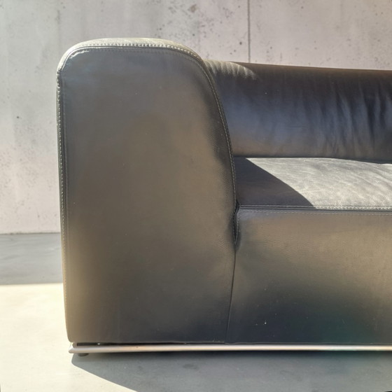 Mooie zwarte leren bank met RVS voetframe 2,55 meter breed – 3-5 zitsbanken, Leather (photo 5 of 5)