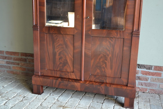 Image 1 of Hermoso armario antiguo de madera de caoba para niña con puertas espejadas