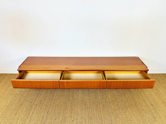 Image 1 of Aparador bajo escandinavo de teca con 3 cajones y patas inclinadas, 1960.