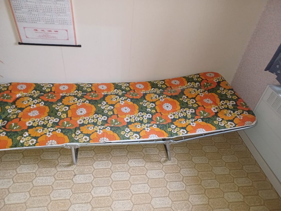 Image 1 of Letto pieghevole originale vintage anni '70 – Letto pieghevole retrò con stampa floreale