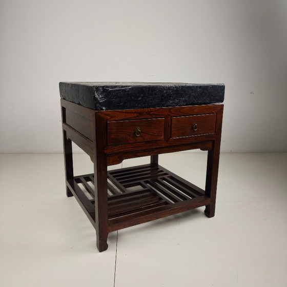 Rare brique d'or impériale chinoise (Jīn Zhuān) sur une table d'exposition en bois réalisée sur mesure. (photo 7 of 16)