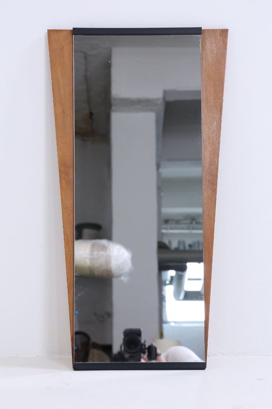 Image 1 of Specchio d'epoca anni '60 | Specchio da appendere di metà secolo Specchio di legno retrò inclinato Vintage #05-96
