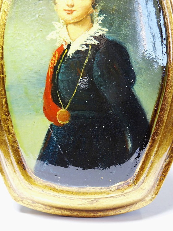 Image 1 of Pequeño retrato veneciano antiguo en medallón al óleo sobre madera convexa.