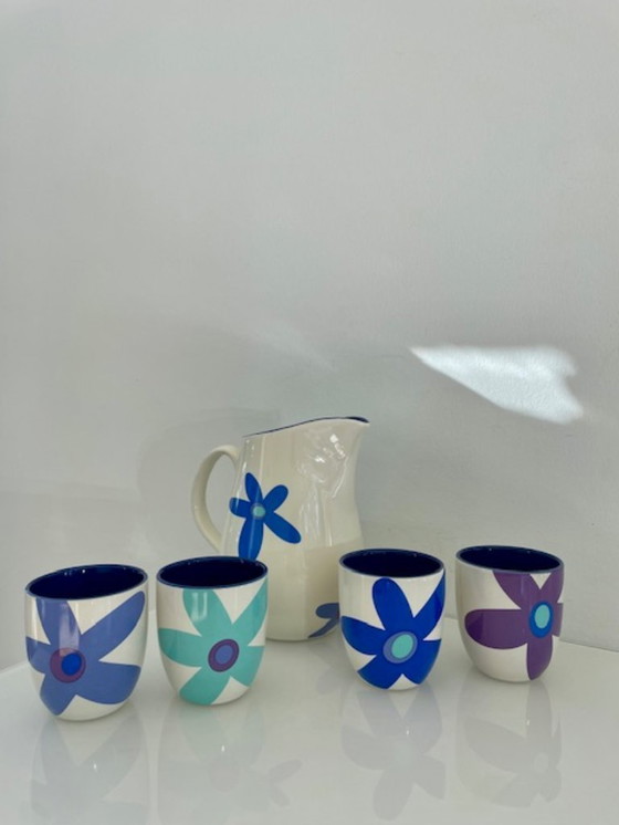 Image 1 of Brocca con 4 tazze – Design floreale e smalto blu