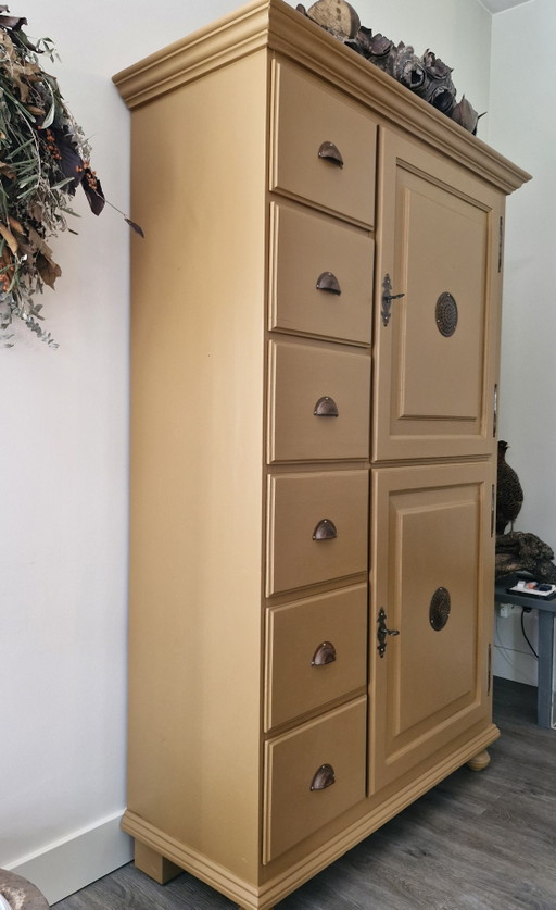 Armario (madera maciza) color amarillo ocre mate con puertas y cajones.