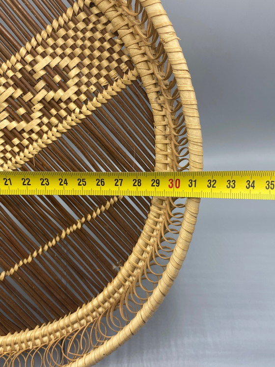 Ronde gevlochten rotan dienblad met ruitpatroon en spiraalvormige rand. – Decoratieve objecten, Wicker, Rattan (photo 3 of 3)