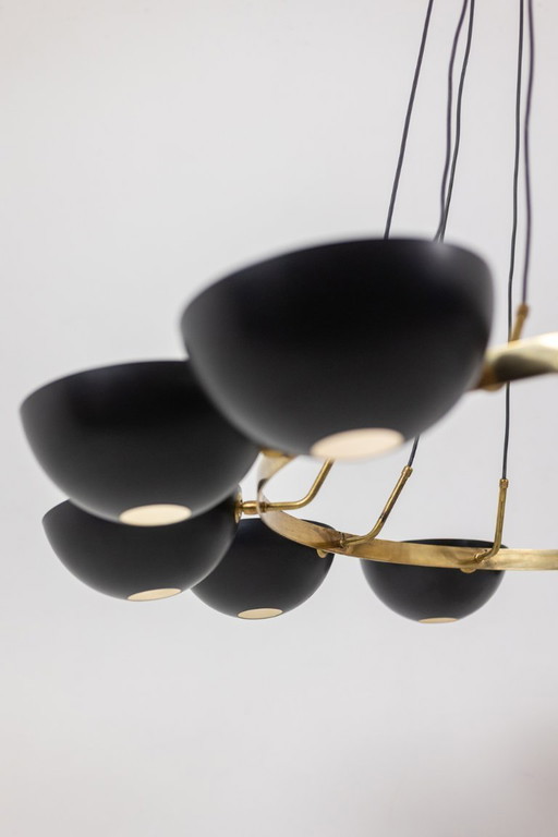 Lampadario a 12 luci in ottone patinato e metallo laccato nero. Contemporaneo