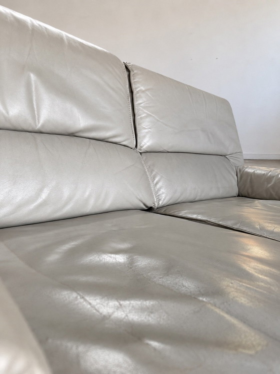 Divano design Gelderland 2 posti – pelle grigio chiaro – Divani 2 posti (photo 3 of 7)
