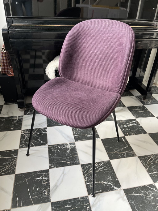 4 sillas Gubi Beetle