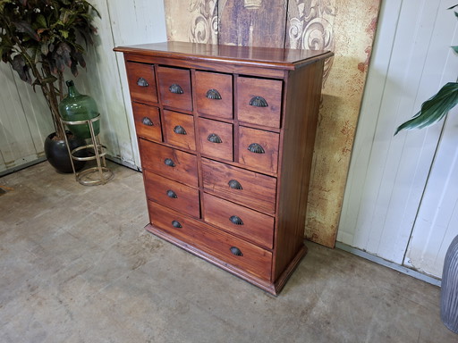 Robuuste teakhouten ladenkast, apothekerskast, archiefkast, mooi geleefde uitstraling  afm. 99x37cm en 105cm hoog.