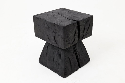 Rustieke, sculpturale bijzettafel/kruk, gebrand zwart eikenhout, gesneden, uniek, Logniture