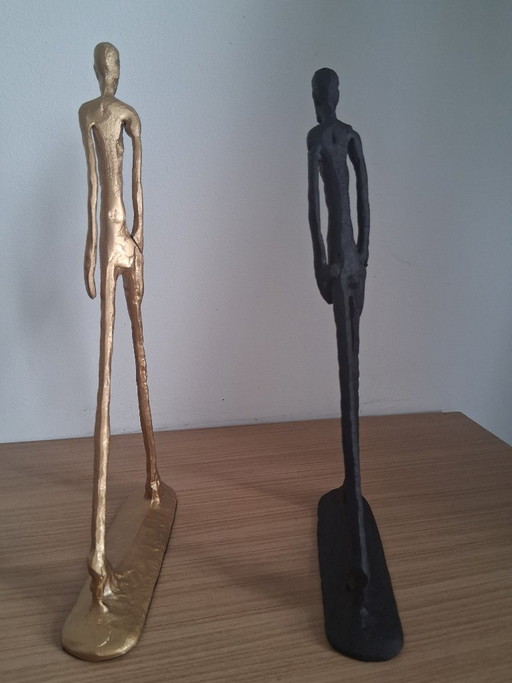 Ensemble de 2 nouvelles sculptures d'après Giacometti en fer noir et or – beeldhouwkunst, Iron (photo 2 of 17)
