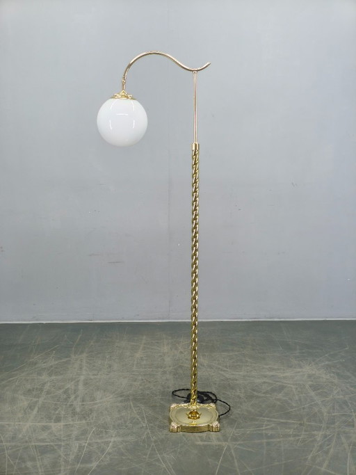 Lampada da terra italiana Art Déco in ottone con globo in vetro, anni '30