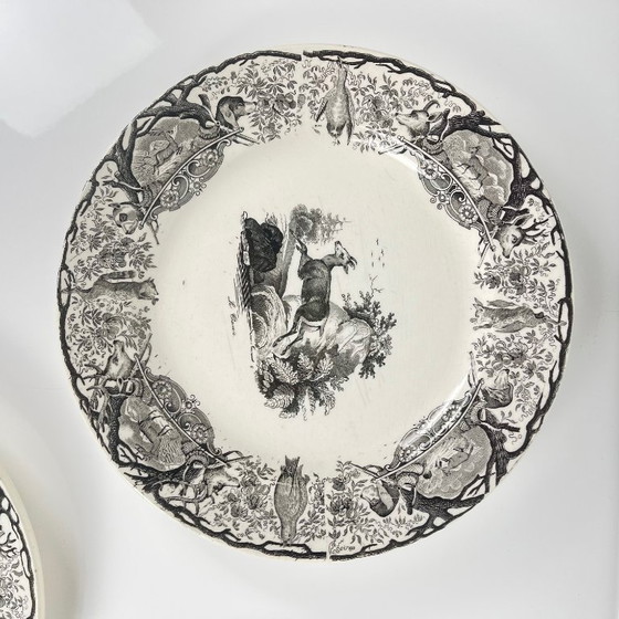Image 1 of Trio antieke Sarreguemines U&C-borden, jachtscène, 1850 - 19e eeuw, zwart aardewerk, De hinde, Gems, Vos