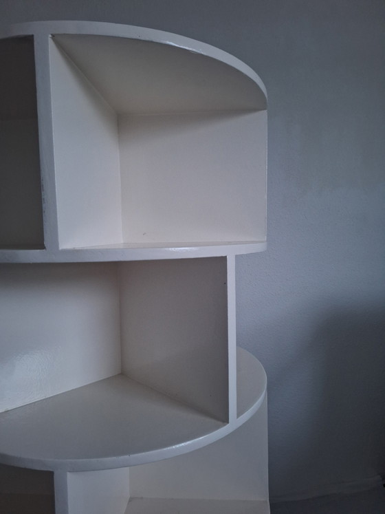 Meuble rond inspiré du design de Roderick Vos – Bibliothèques, Wood (photo 3 of 5)