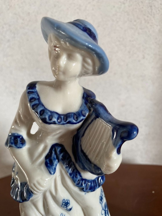 Statuine vintage in porcellana, anni '60-'70 - Dama con arpa e cucciolo - Set di 2 – Oggetti decorativi (photo 3 of 9)