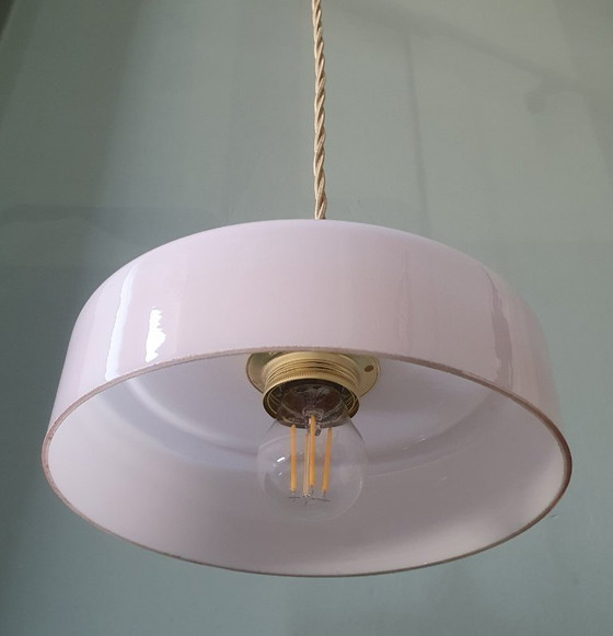 Image 1 of Suspension Art Déco vintage en verre opalin rose pastel.