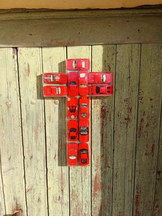 Image 1 of Croix religieuse artisanale – Inclusion de 13 Ferrari