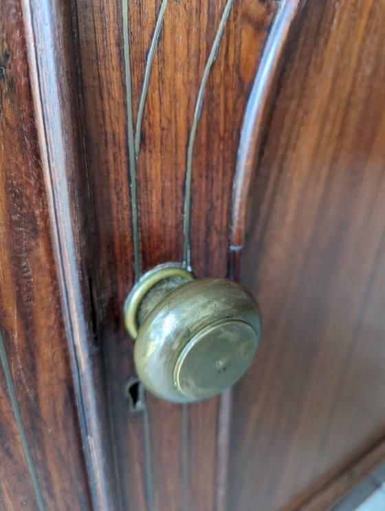 Image 1 of Armario antiguo con herrajes de latón, circa 1860-1900, presenta una pátina propia del paso del tiempo.