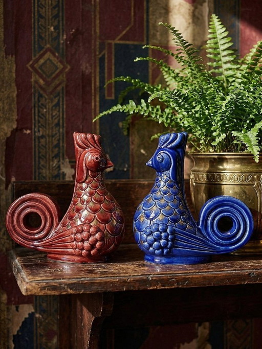Par de candelabros de cerámica vidriada con forma de gallo, firmados por A.G. Roger, 1948.