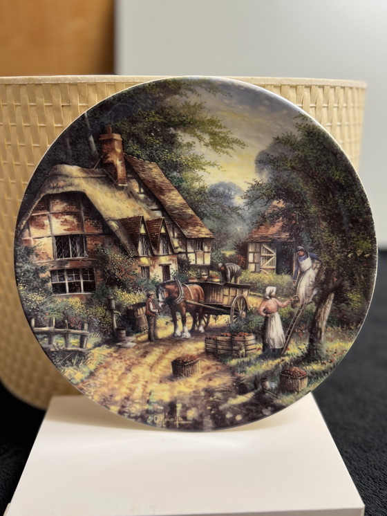 Image 1 of 🍎 “Los recolectores de manzanas” | Porcelana fina Wedgwood | Chris Howells | Country Days | Edición limitada