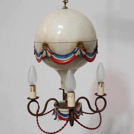 Image 1 of Lámpara de araña con globo aerostático de diseño francés Toleware, antigüedades modernas de los años 50