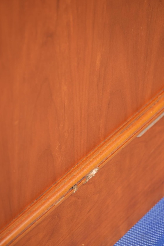 Image 1 of Groot klassiek houten bureau in Engelse stijl met 4 lades en een blauw lederen blad