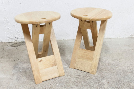 Image 1 of Een paar opklapbare krukjes van Adrian Reed uit de jaren 80.