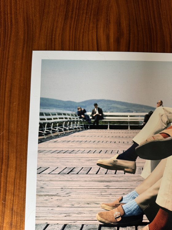 Image 1 of Vintage Kleurenfoto uit 1973 - Schoenen op een Houten Dek, 30,5 x 30,5 cm