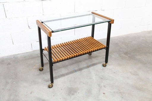 Serveerwagen uit de jaren 60, hifi-kast op wieltjes in teakhout, zwart metaal en glazen blad.