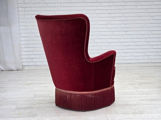 Image 1 of Fauteuil danois des années 1970, revêtement en velours rouge cerise, pieds en frêne.