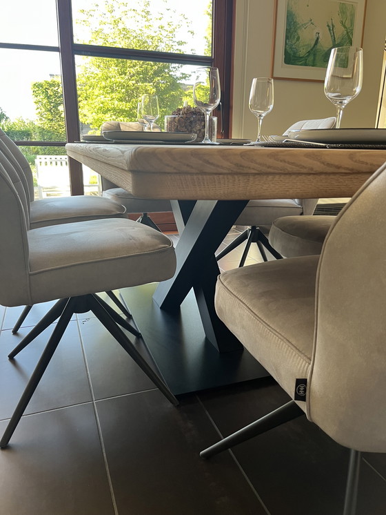 Image 1 of Tavolo in rovere riciclato con gamba centrale in metallo